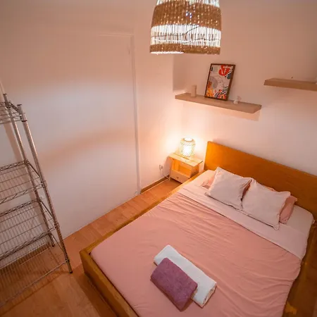Quarto em Acomodações Particulares Bedrooms In Bairro Alto *